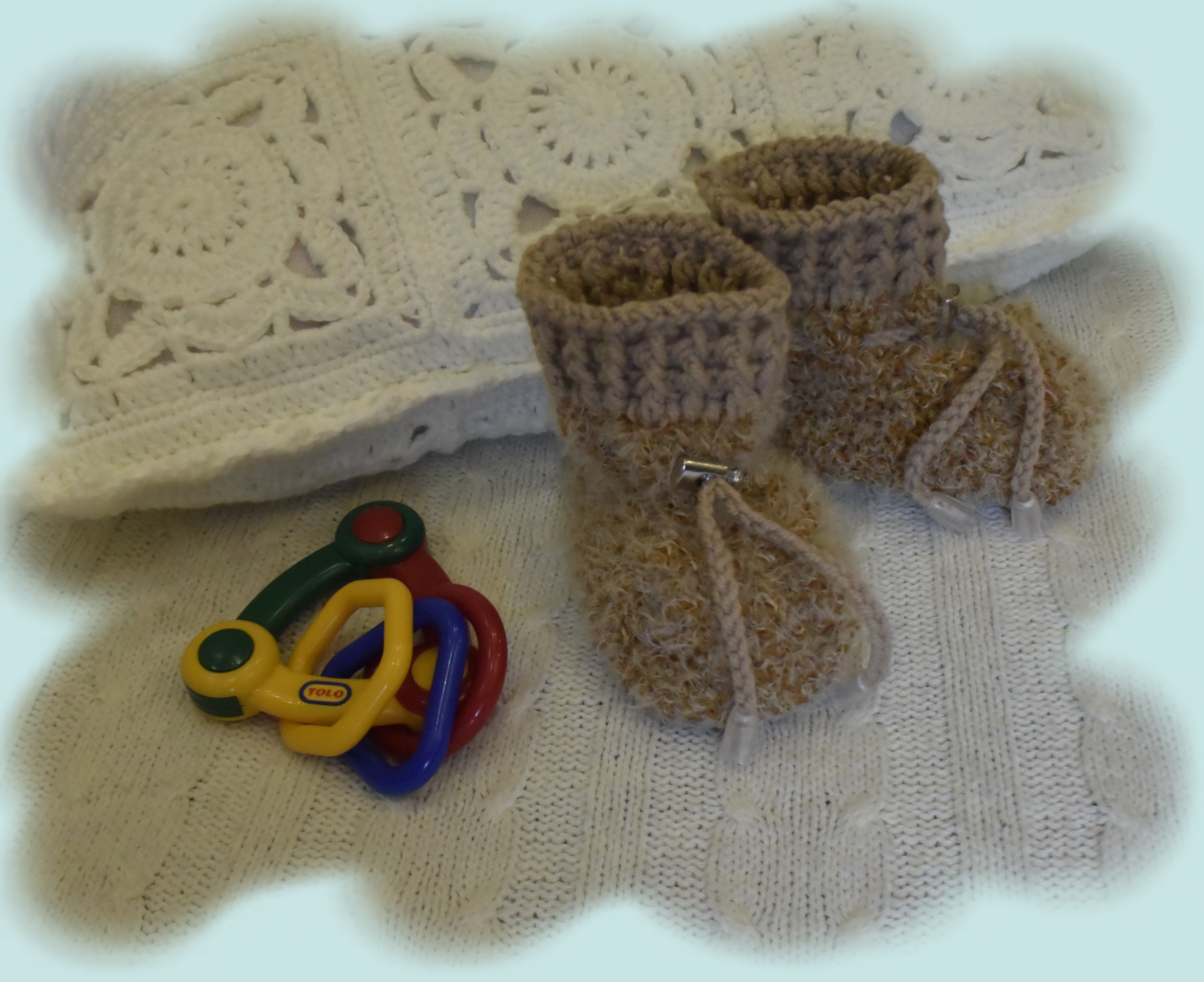 Комплект для малыша "Мишутка": шапочка-чепчик и пинетки-ботиночки