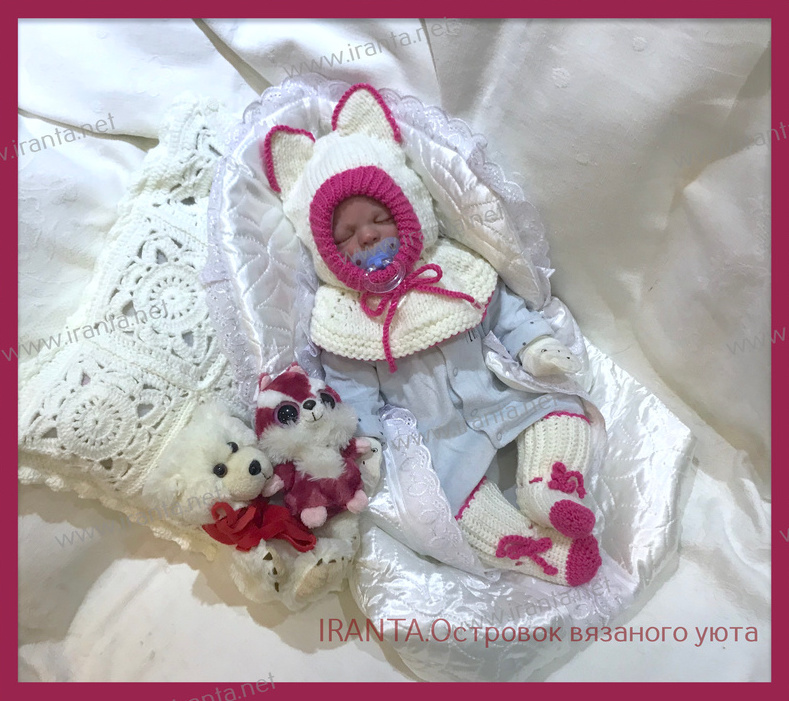 Комплект для новорожденной девочки "Малышка Китти": шапочка-шлем с манишкой и носочки